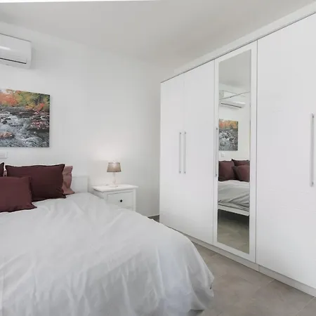 The View & Art Gallery Apartment, Free Parking Apartment Makarska