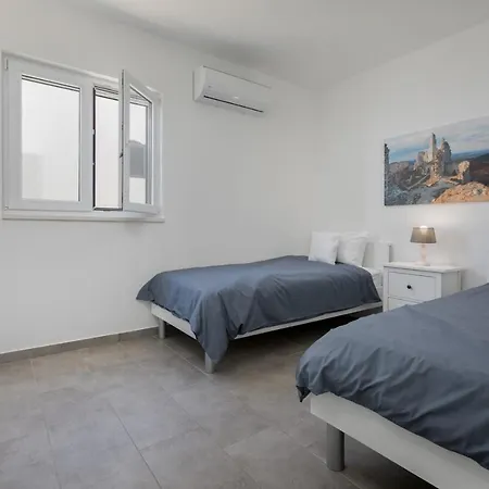 The View & Art Gallery Apartment, Free Parking Apartman *