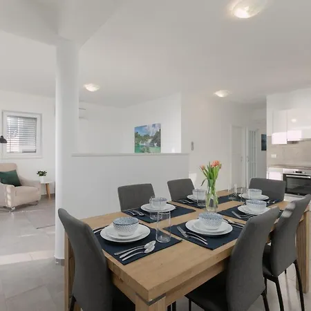 Apartment The View & Art Gallery Apartment, Free Parking Makarska