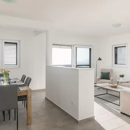 The View & Art Gallery Apartment, Free Parking Apartman *