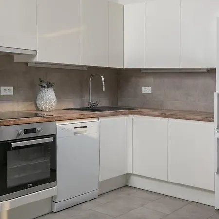 The View & Art Gallery Apartment, Free Parking Apartman *