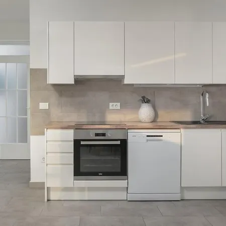 The View & Art Gallery Apartment, Free Parking Apartman