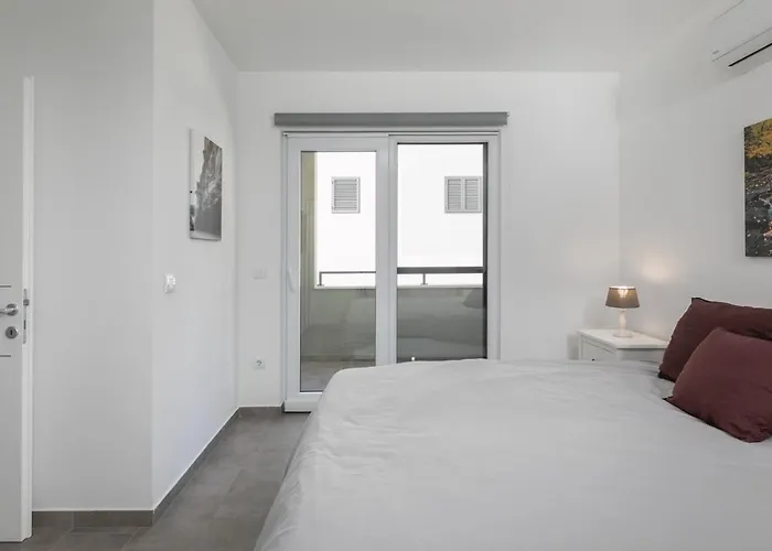 Apartment The View & Art Gallery Apartment, Free Parking Makarska