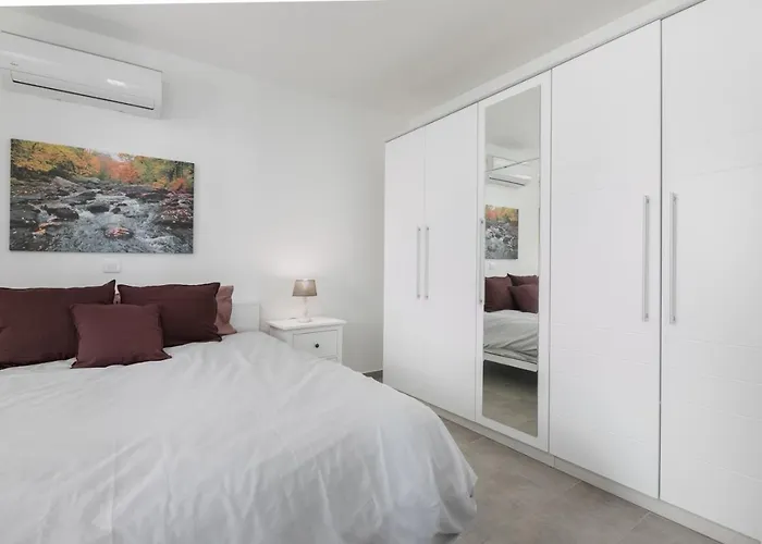 The View & Art Gallery Apartment, Free Parking Apartment Makarska