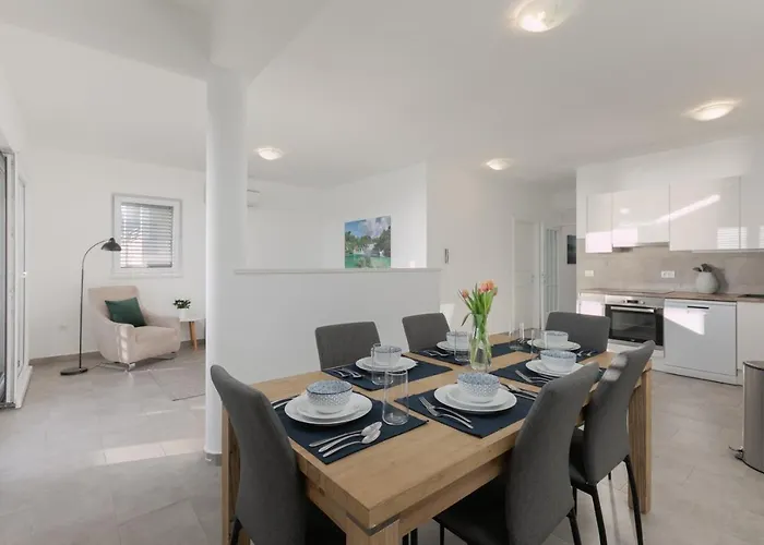 Apartment The View & Art Gallery Apartment, Free Parking Makarska